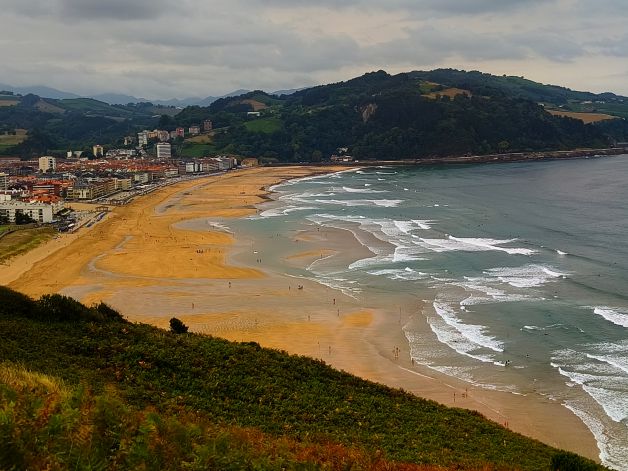 Donde las olas abrazan la arena.