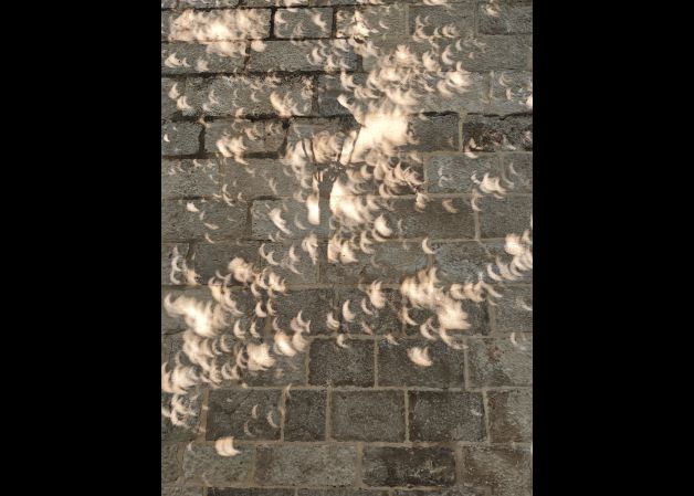 Eclipses en el muro.