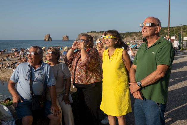 Expectantes ante el eclipse