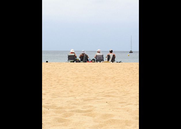 FAMILIA DISDRUTANDO EN LA PLAYA DELA CONCHA