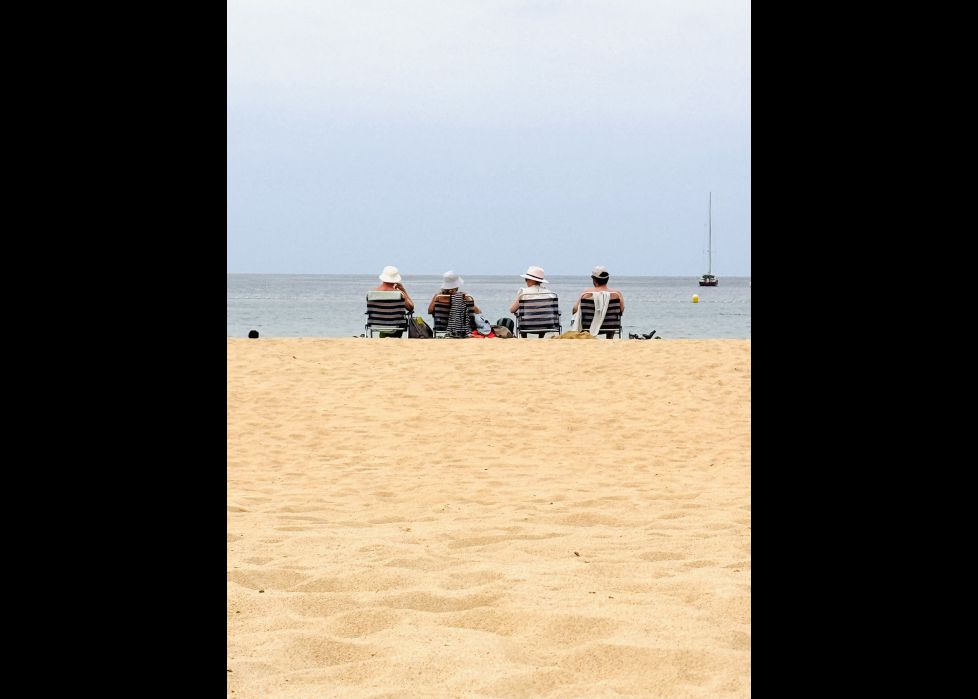 FAMILIA DISDRUTANDO EN LA PLAYA DELA CONCHA