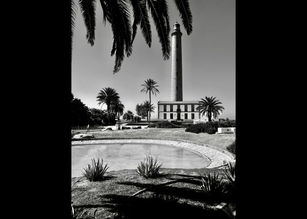 Faro in black