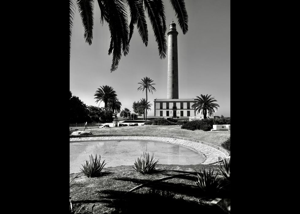 Faro in black