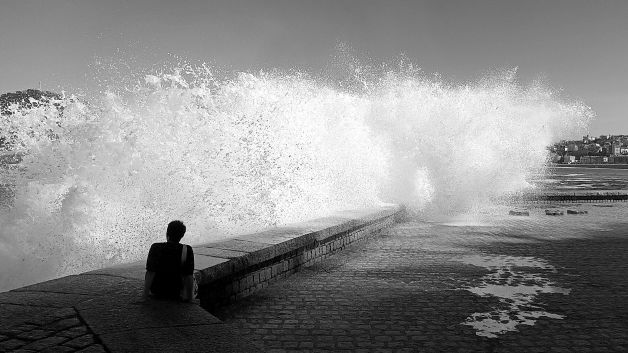 Hablando con las olas.