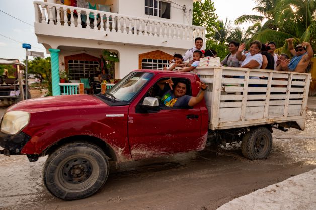 HOLBOX SUS GENTES