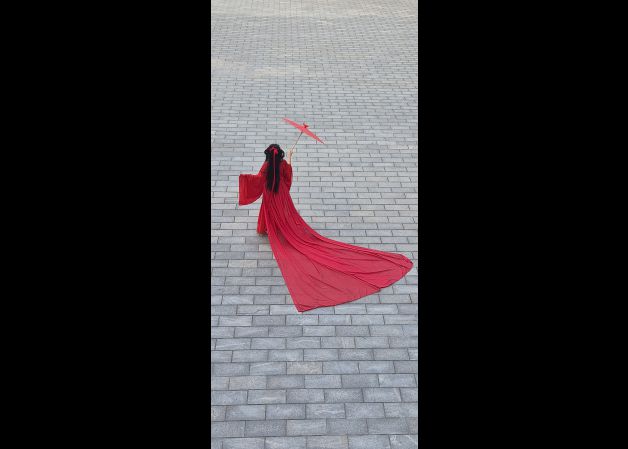 La joven de Rojo