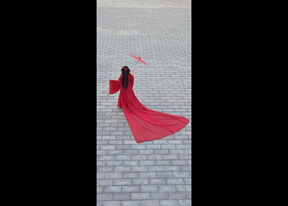 La joven de Rojo