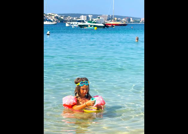 Jugando con arena en el mar