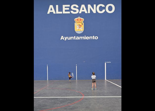 Jugando en el frontón