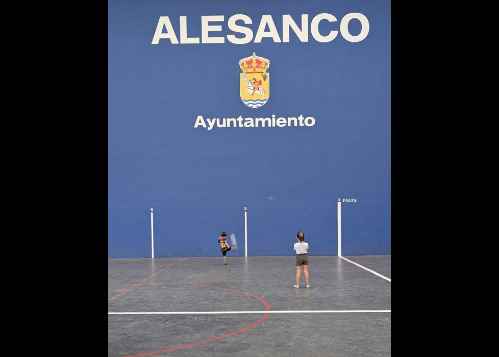 Jugando en el frontón 