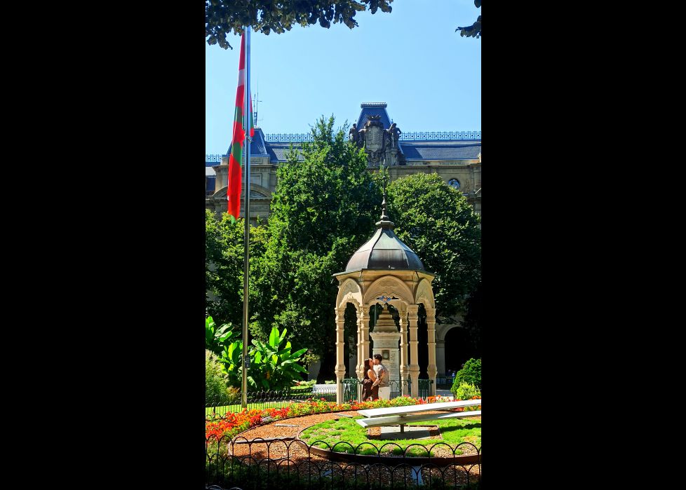 Junto al templete!! 