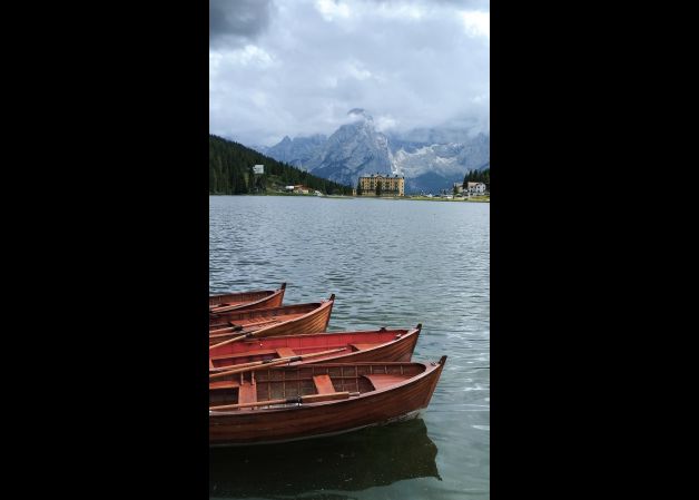 El lago mece las barcas.