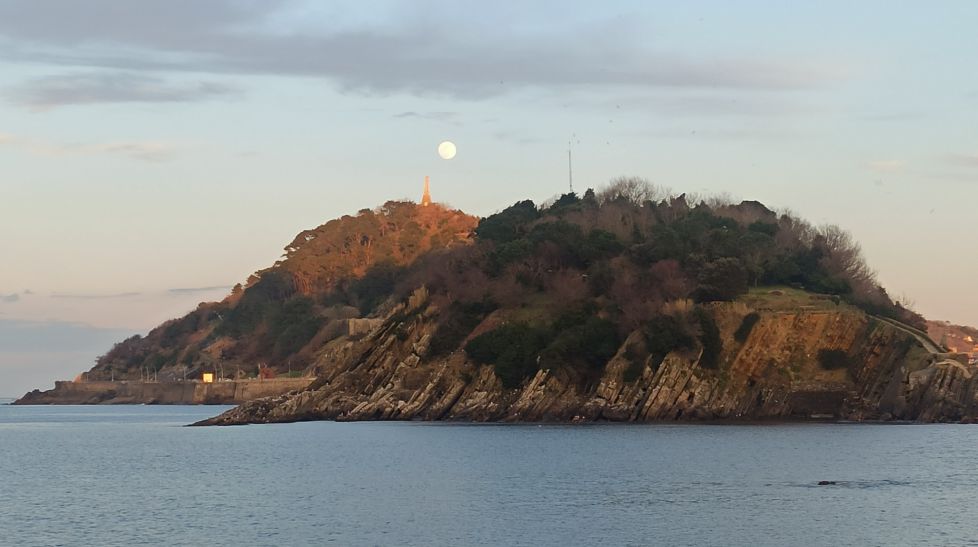La luna sobre Urgull!!