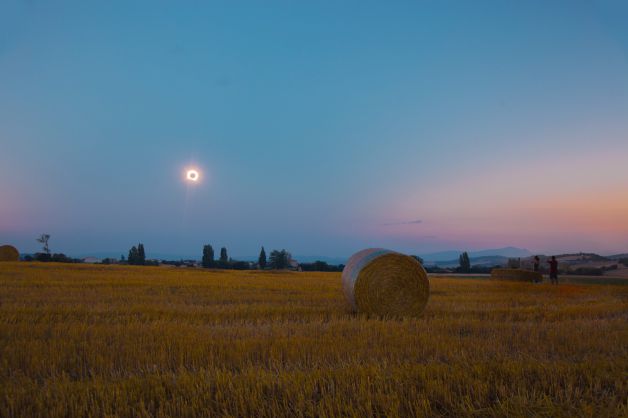 Mirando al eclipse.