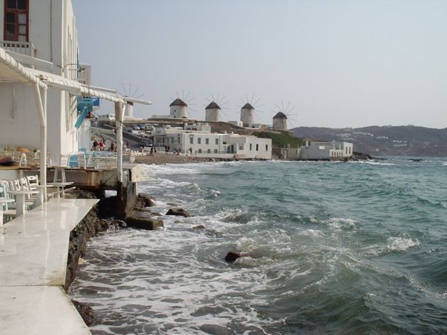Molinos y mar.