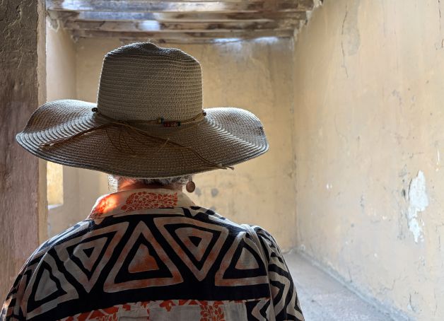 mujer con sombrero