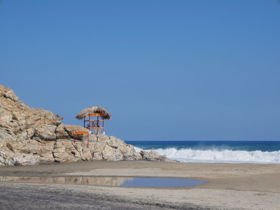 Palapa salvavidas observa el Pacífico