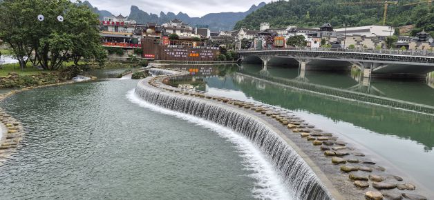 Pasarela de piedra sobre el rio