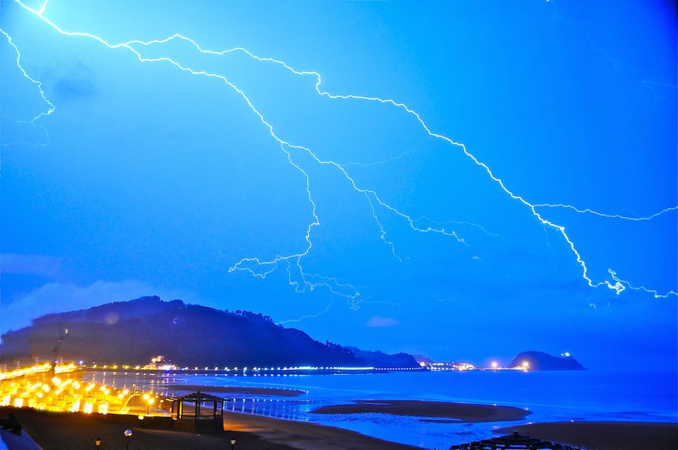 Rayos en la playa efe Zarautz 