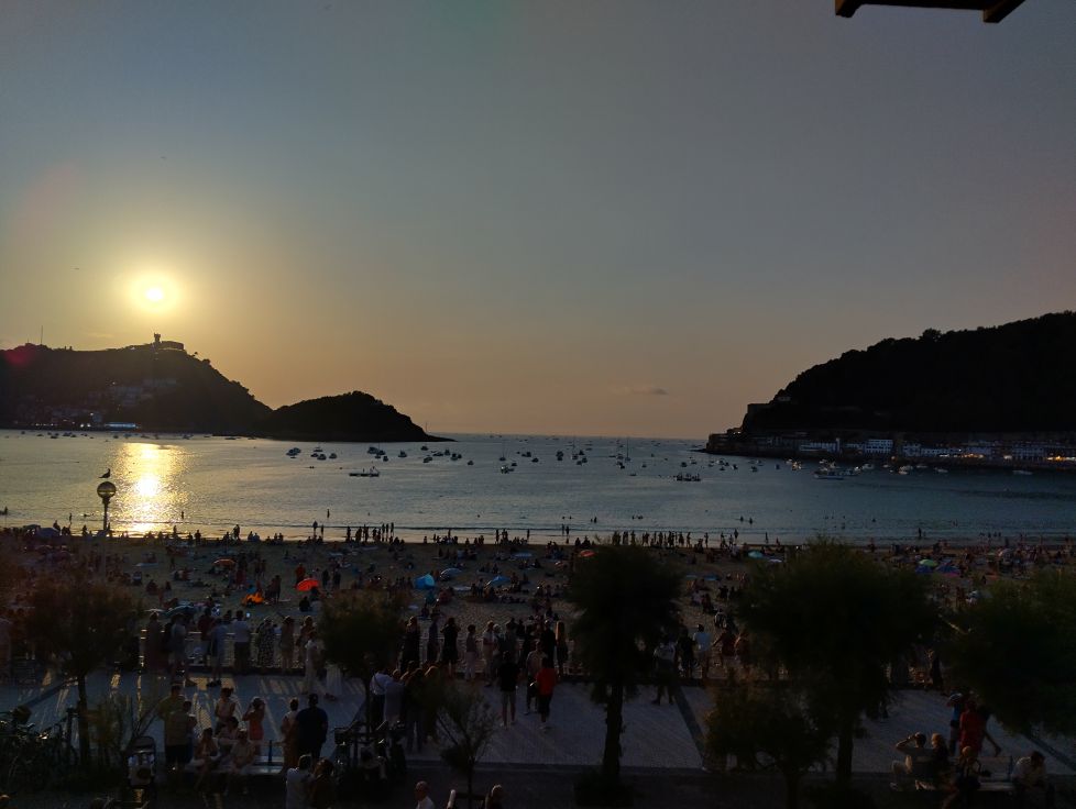 En el reflejo, la sombra de la torre de Igueldo inclinada hacia la derecha.