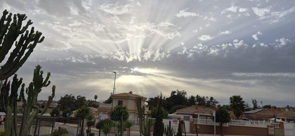 Un sol con nubes increíbles 