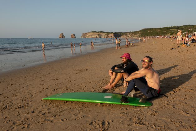 Surfistas ante el eclipse
