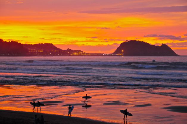Surfistas al Atardecer 