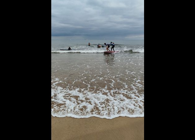 Surfistas en la playa de Ondarraitz