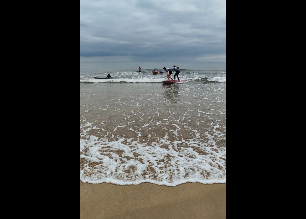 Surfistas en la playa de Ondarraitz