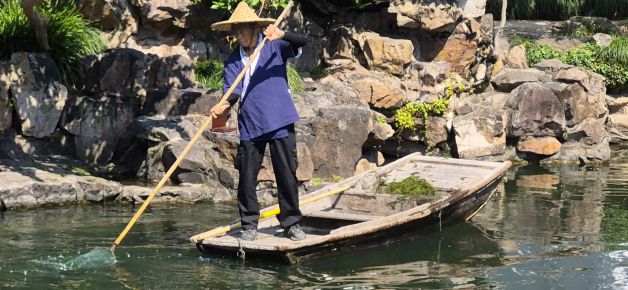 Trabajador y su barca