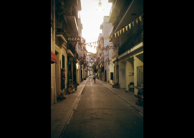 Tranquilidad en las calles al amanecer.