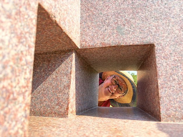 a través de la escultura