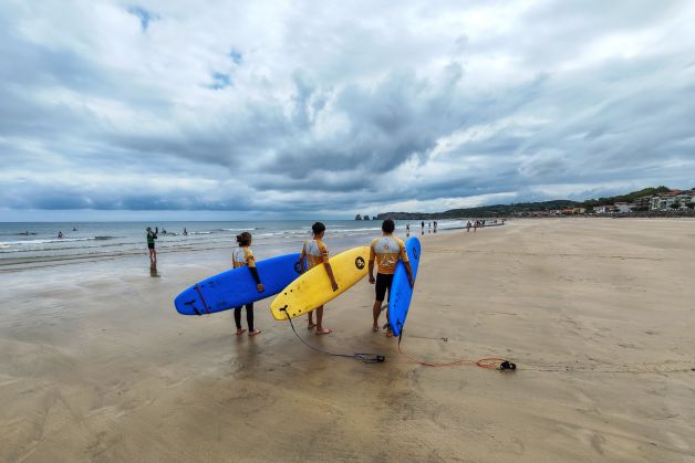 Tres surfistas