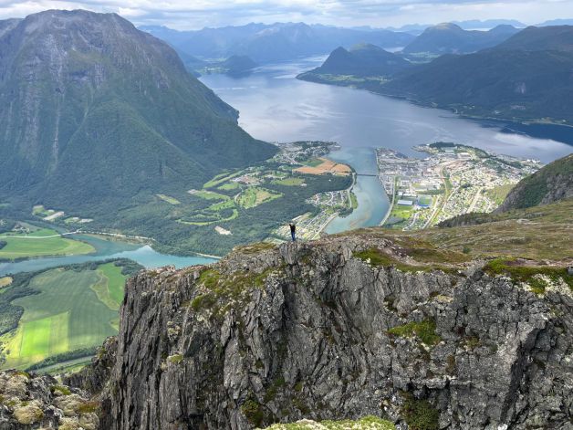 Verde(naturaleza) y Azul (agua)