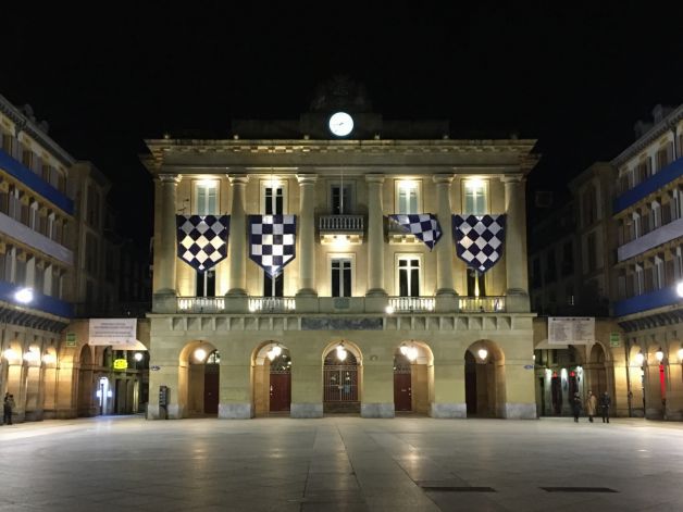 PREMONICION  Plaza vacía