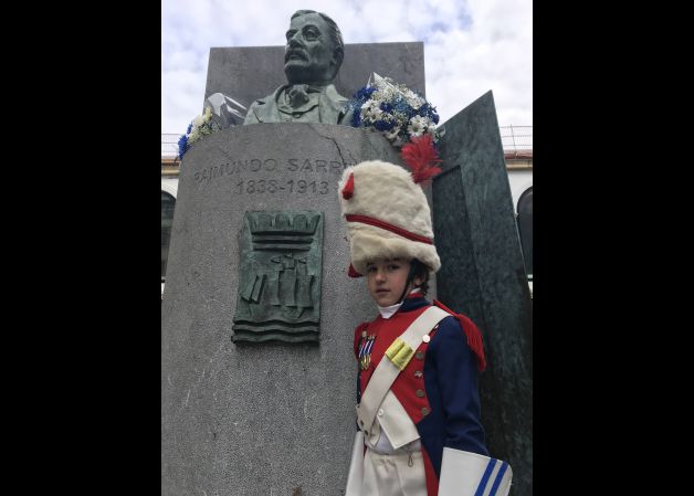 Flores azules y blancas para el maestro